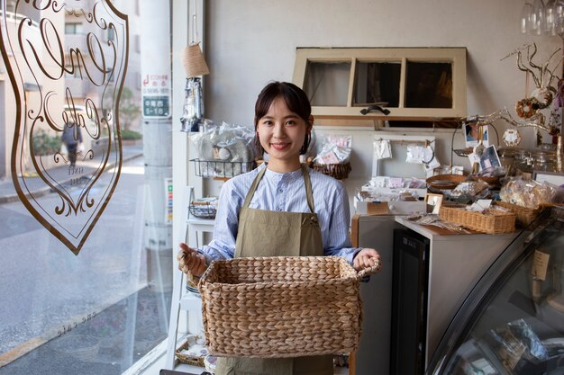 Giovane donna che sistema la sua pasticceria