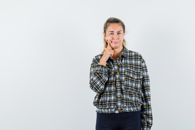 Giovane donna che soffre di mal di denti in maglietta, pantaloncini e sembra a disagio. vista frontale.