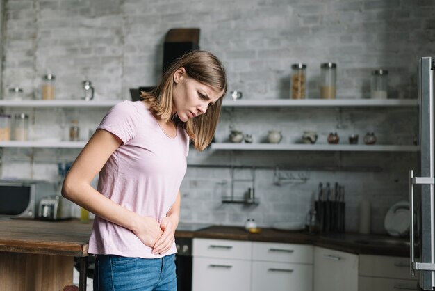 Giovane donna che soffre di mal di stomaco