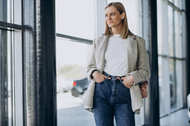 Giovane donna che sta dentro il centro dell'ufficio