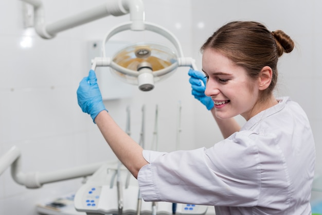 Giovane donna che tiene attrezzatura dentale