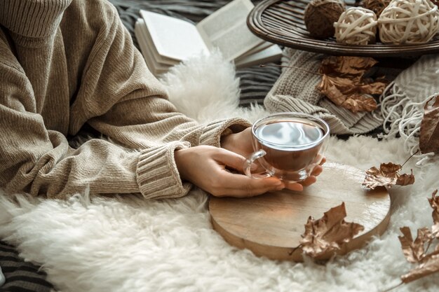 Giovane donna che tiene una tazza di tè