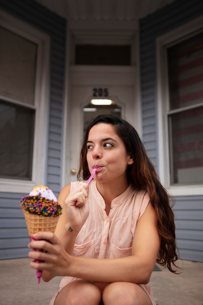 Giovane donna che tollera l'ondata di caldo mentre mangia un gelato