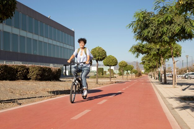 Giovane donna che usa la sua bicicletta pieghevole