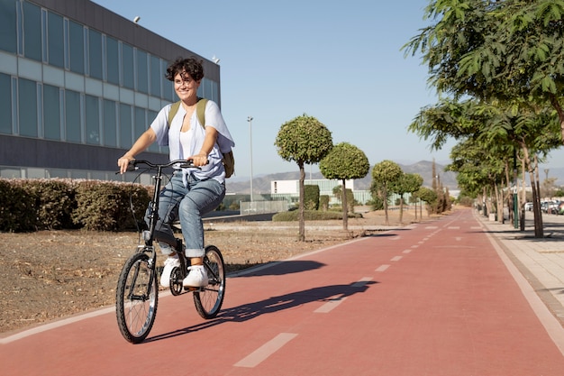 Giovane donna che usa la sua bicicletta pieghevole