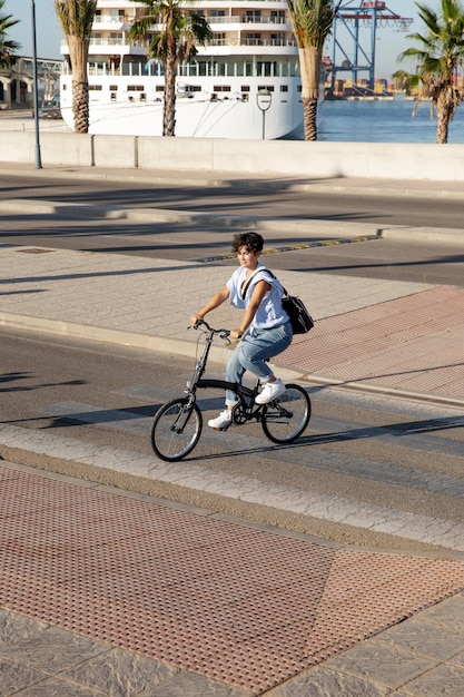 Giovane donna che usa la sua bicicletta pieghevole