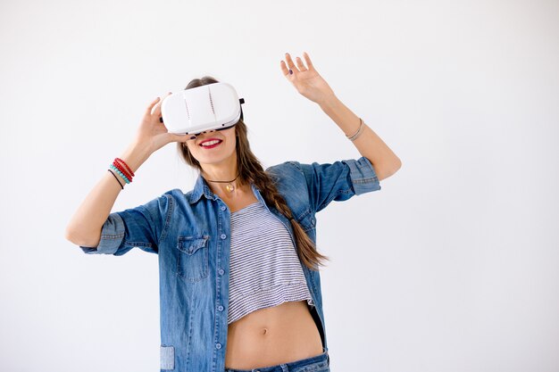 Giovane donna che usando gli occhiali VR