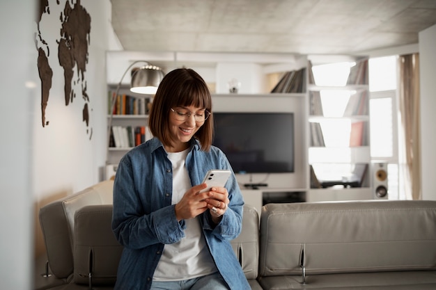 Giovane donna che utilizza la tecnologia domestica