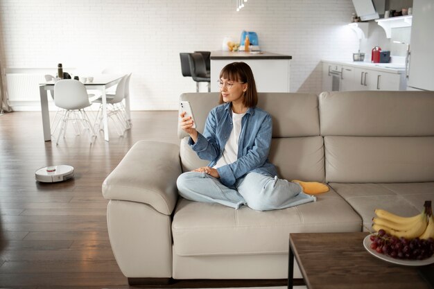 Giovane donna che utilizza la tecnologia domestica