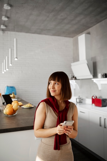 Giovane donna che utilizza la tecnologia domestica