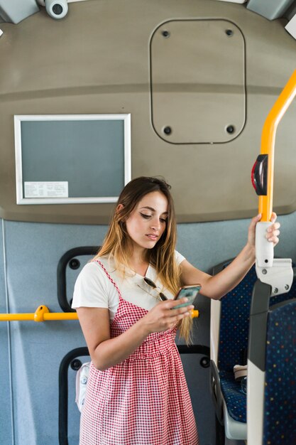 Giovane donna che viaggia in autobus