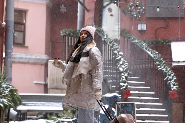 Giovane donna che viaggia in inverno