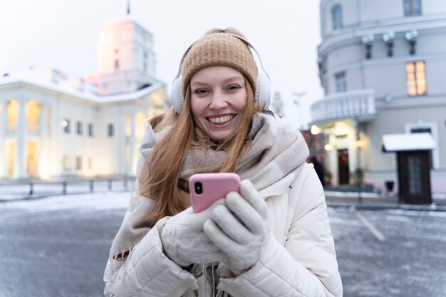 Giovane donna che viaggia per la città