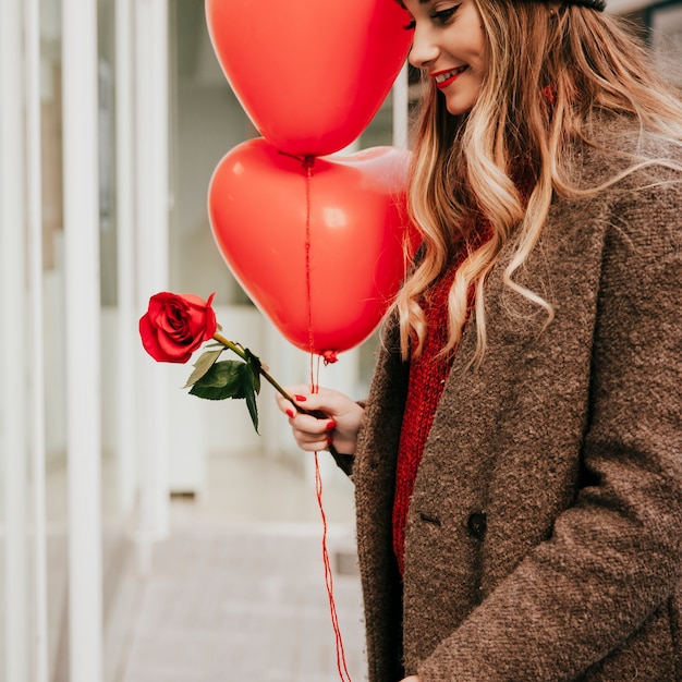 Giovane donna con baloons e rose