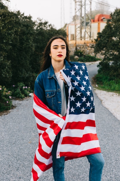 Giovane donna con bandiera americana