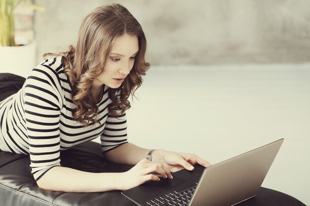 Giovane donna con computer pc portatile