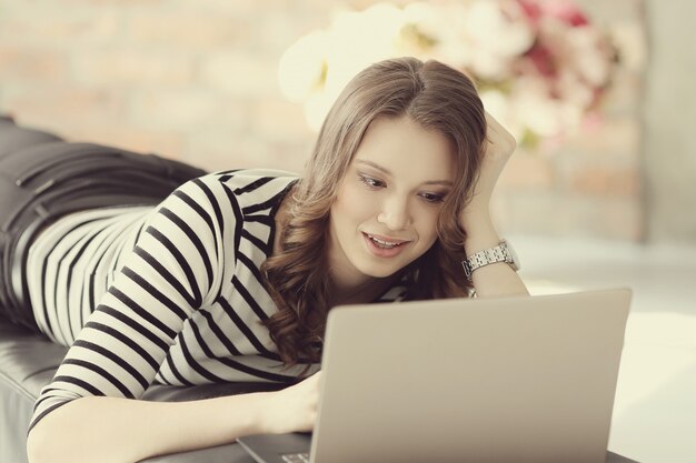 Giovane donna con computer pc portatile