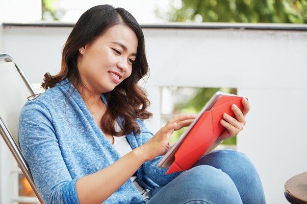 Giovane donna con computer tablet