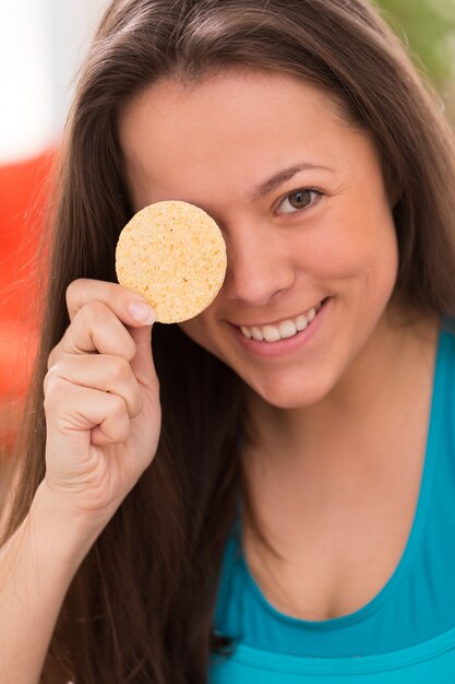 Giovane donna con cuscini cosmetici