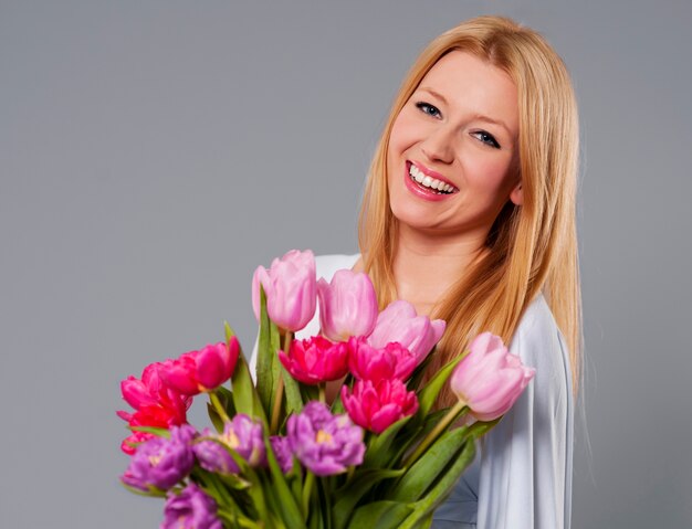 Giovane donna con fiore di primavera