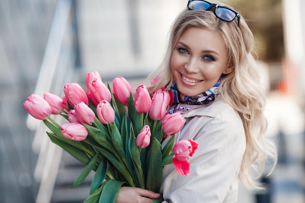 Giovane donna con fiori all'aperto