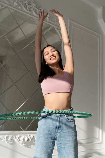 Giovane donna con hula hoop