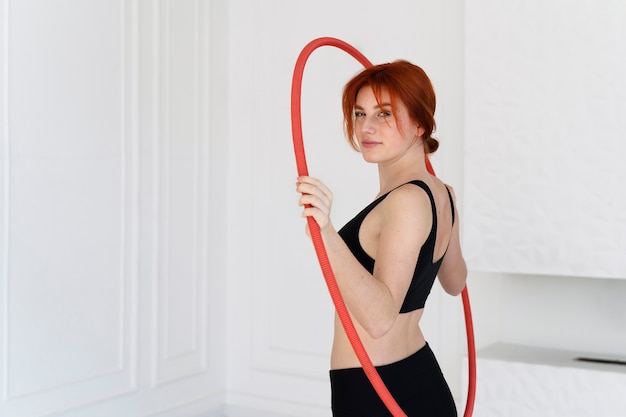 Giovane donna con hula hoop