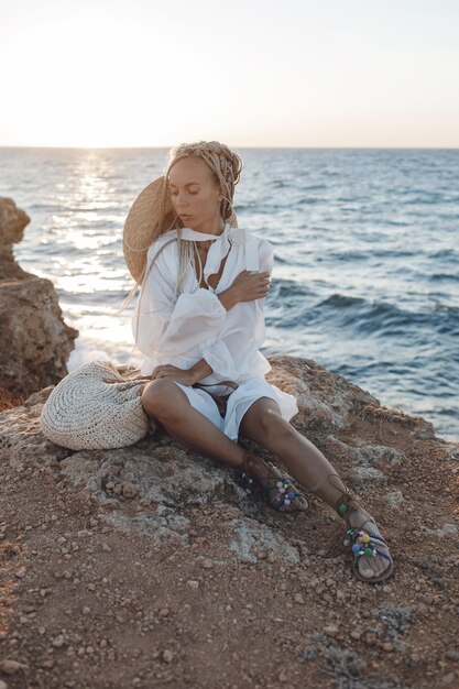 giovane donna con i capelli afro sul tramonto