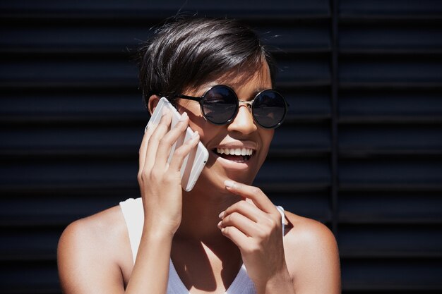 Giovane donna con i capelli corti, parlando al telefono