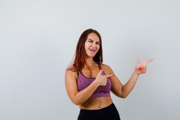 Giovane donna con i capelli lunghi che indossa abbigliamento sportivo