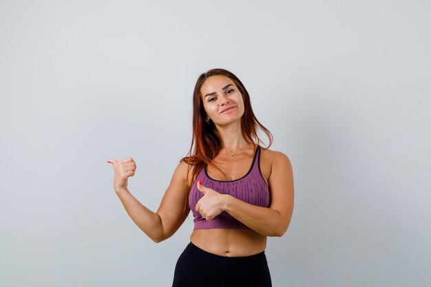 Giovane donna con i capelli lunghi che indossa abbigliamento sportivo