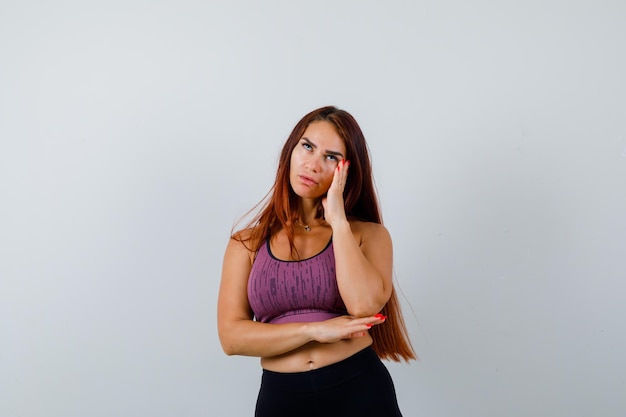 Giovane donna con i capelli lunghi che indossa abbigliamento sportivo