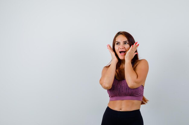 Giovane donna con i capelli lunghi che indossa abbigliamento sportivo