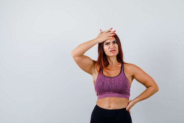 Giovane donna con i capelli lunghi che indossa abbigliamento sportivo