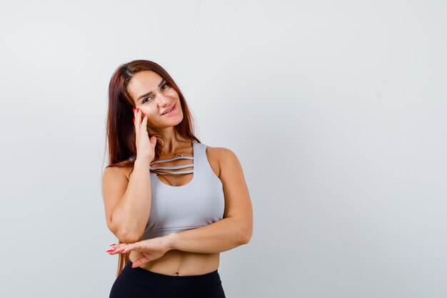 Giovane donna con i capelli lunghi che indossa abbigliamento sportivo