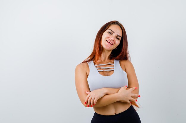 Giovane donna con i capelli lunghi che indossa abbigliamento sportivo