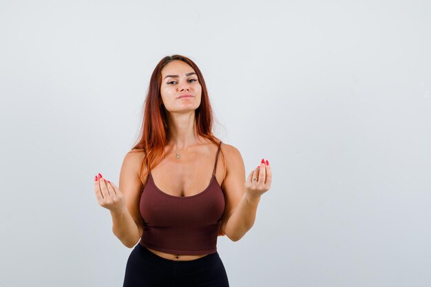 Giovane donna con i capelli lunghi che indossa abbigliamento sportivo