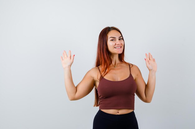 Giovane donna con i capelli lunghi che indossa abbigliamento sportivo