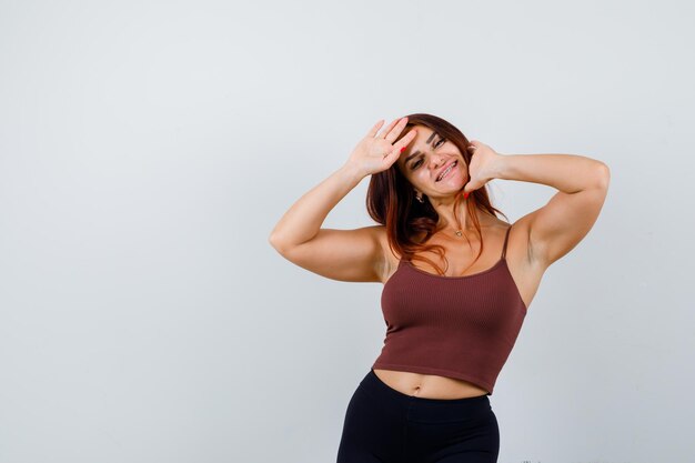 Giovane donna con i capelli lunghi che indossa abbigliamento sportivo