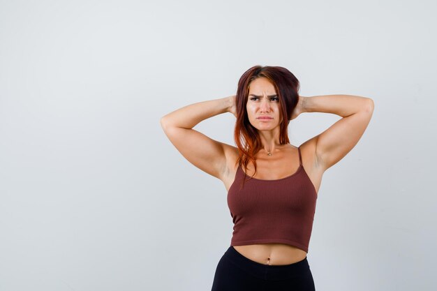 Giovane donna con i capelli lunghi che indossa abbigliamento sportivo