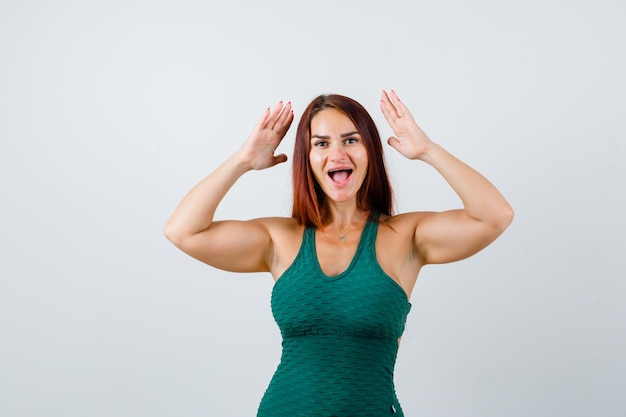 Giovane donna con i capelli lunghi e le mani alzate