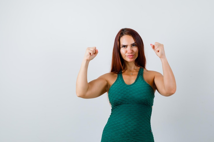 Foto gratuito giovane donna con i capelli lunghi in un bodycon verde