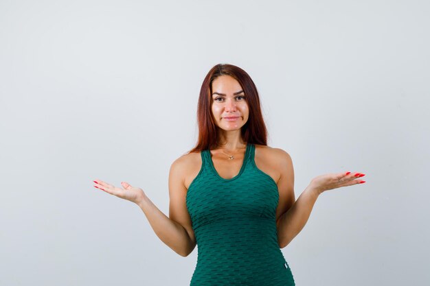 Giovane donna con i capelli lunghi in un bodycon verde