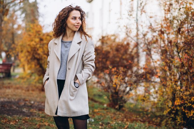 Giovane donna con i capelli ricci nel parco