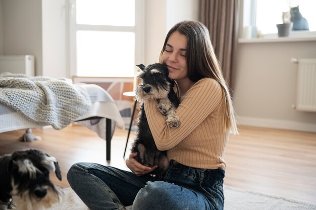 Giovane donna con i suoi animali domestici