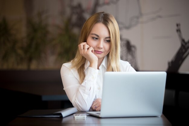 Giovane donna con il computer portatile