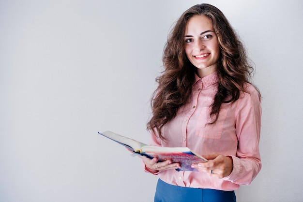 Giovane donna con il libro in studio