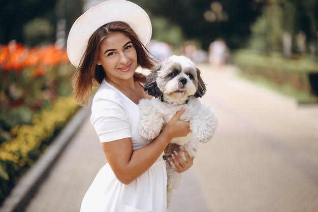 Giovane donna con il suo animale domestico all'aperto