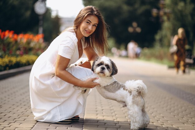 Giovane donna con il suo animale domestico all&#39;aperto