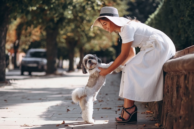 Giovane donna con il suo animale domestico all&#39;aperto